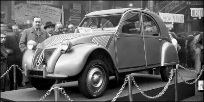 C'est l'une des autos les plus célèbres de l'après-guerre avec un capital sympathie indéfectible. En quelle année est sortie la Citroën 2CV ?