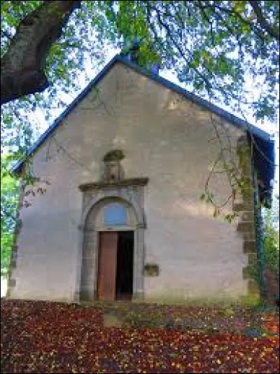 Nous démarrons notre balade en Lorraine, au pied de la chapelle Notre-Dame, à Arlange. Lieu-dit de l'arrondissement de Sarrebourg-Château-Salins, il se situe dans le département ...