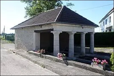 Nous commençons notre promenade devant la fontaine-lavoir d'Adam-lès-Vercel. Village de l'arrondissement de Pontarlier, il se situe dans le département ...