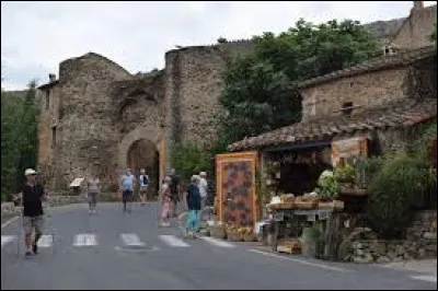 Nous démarrons notre balade dans les Aspres, à Castelnou. Classé parmi les Plus Beaux Villages de France, dans l'aire d'attraction Perpignanaise, il se situe dans le département ...