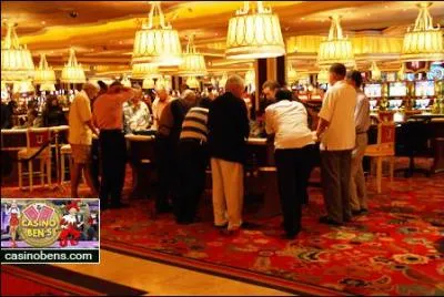 Un homme galant prcdera la femme qui l'accompagne s'il s'agit de pousser la porte d'un endroit public (bar, casino, restaurant).