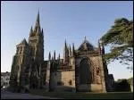 Sa basilique a une forme en querre inhabituelle, avec un beau porche orn des statues des aptres. Contre le mur du chevet la fontaine de Salan. Le manoir du Doyenn et l'auberge des plerins.