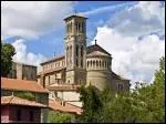 D'un massif pont de pierre on a une vue sur le site et son chteau qui se reflte dans la Svre Nantaise. Architecture italianisante et le splendide domaine , la Garenne-Lennot. C'est ...