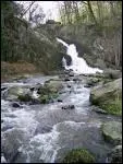 A flanc de coteaux, dans une troite valle, la ville voit dvaller les eaux de la Cance et du Canon (2 cascades). Abbaye Blanche, collgiale St-Evroult.