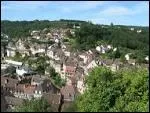 Btie  la confluence de la Creuse et de quatre de ses affluents, c'est la capitale de la tapisserie. C'est aussi un centre historique aux ruelles bordes de maisons en granit.