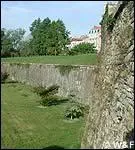 Dans quelle ville du pays basque se trouve ces ramparts ?