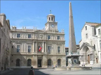 L'oblisque d'Arles se trouve sur quelle place ?