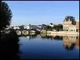 Niche au coeur de la Champagne charentaise, sur le parcours fluvial des gabarres, c'est la ville natale de Franois Mitterrand.