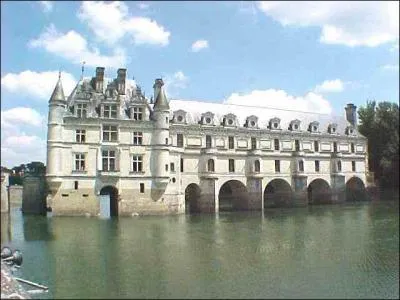 Quelle est cette noble demeure traversant le Cher et ayant appartenu  Diane de Poitiers puis  Catherine de Mdicis ?