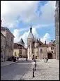 Perch sur un promontoire rocheux, le bourg domine la valle du Cousin, avec sa ceinture mure, ses jardins, ses maisons anciennes et ses cramistes et verriers d'art  l'oeuvre.