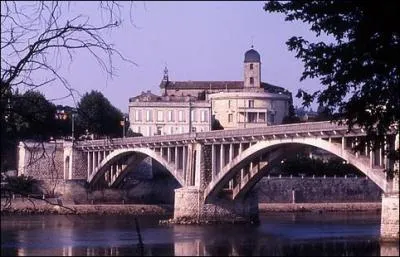 Ce pont se trouve dans une ville de Gironde. Laquelle ?