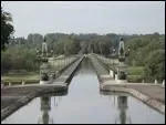 C'est une charmante ville en bords de Loire, dote d'un port de plaisance bien aquip. Un pont-canal, avec son tonnante architecture mtallique enjambe la Loire.