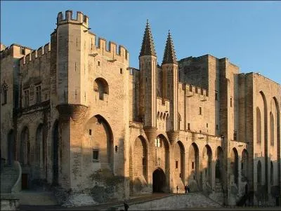 C'est une ville o vcurent des papes mais ce n'est pas Rome, ni le Vatican. Quelle ville est-ce ?