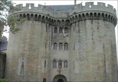 Quelle est cette ville de Basse-Normandie dans laquelle il y a ce chteau des Ducs ?