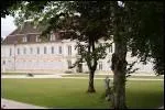 Dans la haute valle de l'Aube, aux confins de la Bourgogne, cette abbaye cistercienne, fille de Clairvaux, consacre  l'art contemporain, s'lve dans un charmant village cern par la fort.