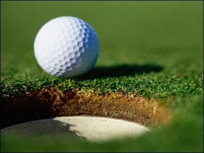 Une balle de golf qui va entrer dans le trou ... de quel diamtre est le trou ?