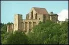 Cette jolie commune  la limite de l'Essonne, est domine par son imposant chteau fortifi. Sa place des Halles et la promenade des Petits Ponts sur le canal de l'Yvette lui donne beaucoup de charme.