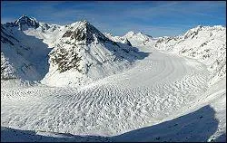 Le plus grand glacier des Alpes (en Suisse) 27 milliards de tonnes de glace :