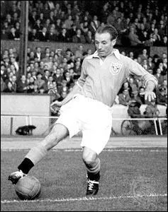 Mis  part deux titres de champion de D2 avec Stoke, Stanley Matthews,  the wizard of the dribble , Ballon d'Or 1957, n'a gagn qu'un trophe : la Cup 1953, avec