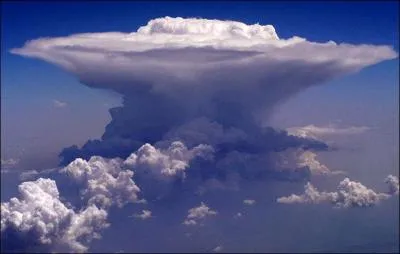 Je suis : Nuage  fort dveloppement vertical, issu d'un cumulus (nuage de basse altitude - infrieure  2000 m - de beau temps) dans lequel de forts courants verticaux provoquent d'importantes turbulences .