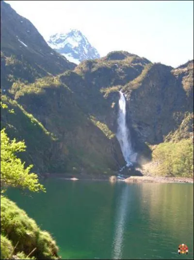 Bien connu des cruciverbistes ce petit lac de Haute-Garonne alimente une centrale lectrique et est accessible par le GR10. En Gascon son nom veut dire 'lac de haute montagne'. C'est le lac :