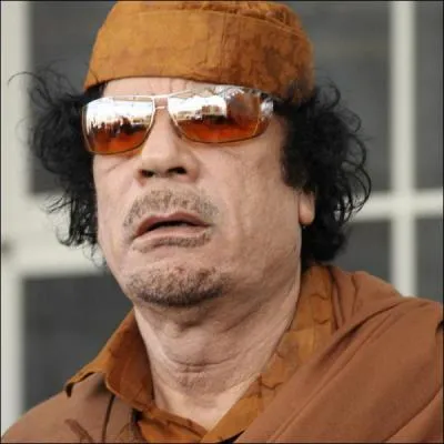 Quel titre porte le dirigeant libyen, Muammar Kadhafi ?