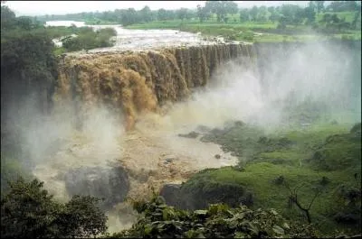 Avant de pénétrer en Égypte, les eaux impétueuses du Nil blanc et du Nil bleu s'unissent dans le plus grand pays d'Afrique :