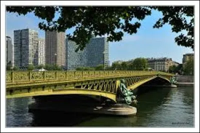 Passent les jours et passent les semaines 
Ni temps passé 
Ni les amours reviennent
Sous le pont Mirabeau coule la Seine 
Vienne la nuit, sonne l'heure 
Les jours s'en vont, je demeure