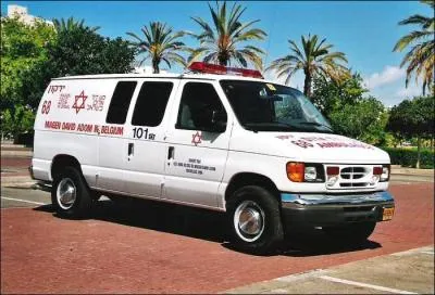 Une ambulance en service en ... .