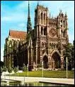 Cette cathdrale se trouve dans une ville du dpartement de la Somme. Quelle est cette ville ?