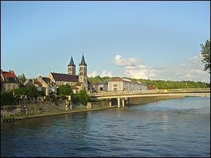 Melun est une ville situe au sud-est de Paris. Depuis 1945 elle abrite l'Ecole des officiers de gendarmerie nationale. Une chanteuse rvle par l'mission 'Popstars' y est ne en 1982. C'est :