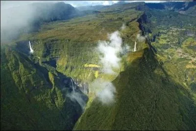 Quelle île située dans l'océan Indien a été inscrite au patrimoine mondial de l'Unesco pour ses pitons, cirques et remparts ?