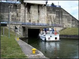 C'est l'cluse classique qui possde la plus haute dnivlation (15 m 70) ; elle se situe  Rchicourt sur :