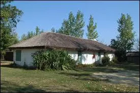 Appelle ' Bourrine', cette habitation aux murs de terre et au toit de roseaux tait construite dans le... .