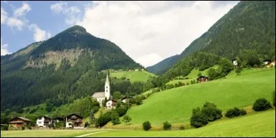 Par quoi deux montagnes sont-elles séparées ?