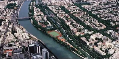 Quel nom porte une île de Neuilly qui pourtant n'a pas la forme du récipient ?