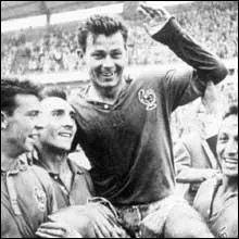 Sport : Le joueur de football Just Fontaine a jou  :