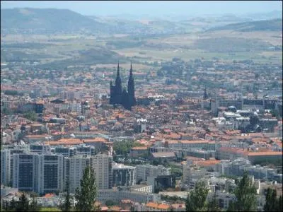 Elle est  450m de moyenne d'altitude, au cur du Massif central. Arrose par la Tiretaine, elle est  l'est de la chane des Puys. C'est la ville natale de Blaise Pascal. Il s'agit de ...