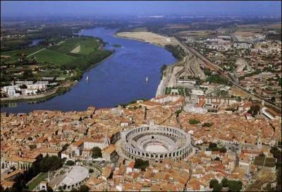 Ville de la rgion PACA aux nombreux monuments inscrits au patrimoine mondial de l'humanit. Ses arnes voient encore aujourd'hui se drouler des corridas. C'est :