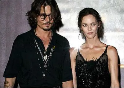 Johnny Depp sort avec :