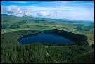 La forte ruption qui prcda l'apparition du lac Pavin est considre comme la plus rcente manifestation du volcanisme auvergnat. O se trouve-t-il ?