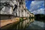 A Bouzis, le long du chemin de halage, Daniel Monnier a sculpt la falaise, qui surplombe la rivire.