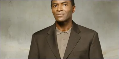 Dans quelle série Carl Lumbly interprète le rôle de Marcus Dixon ?