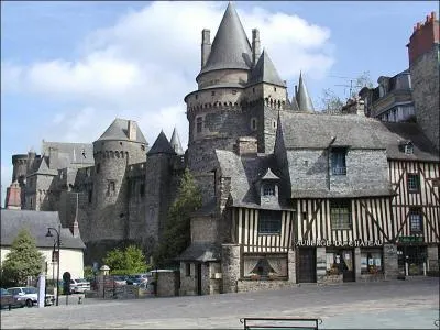 Situe aux portes de Bretagne , cette cit mdivale a tout pour vous faire retourner au Moyen-ge . Mais quelle est-elle ?