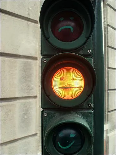 Quand on voit le feu vert passer  l'orange que fait-on ?