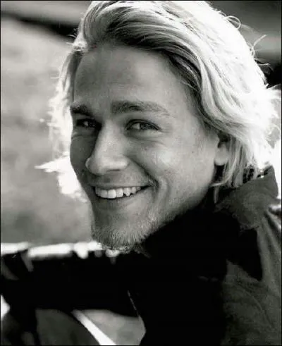 Dans quelle srie joue Charlie Hunnam ?