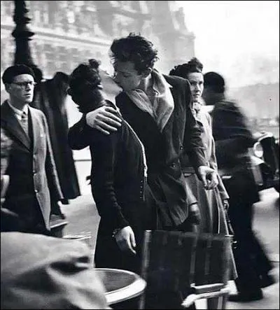 Quel est le titre exact de cette photo prise par Robert Doisneau en 1950, qui fut vendue en format poster  plus de 400 000 exemplaires ?