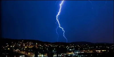 En cas d'orage, il faut s'abriter sous un arbre.