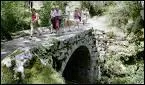 La cit est secrtement encercle par un dfil tapissant un canyon, le 'val tnbreux' et par deux gouffres. Quel est ce cours d'eau ?