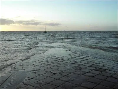 Le dpart a t donn au ' Passage du Gois ' route immerge  mare haute qui relie le continent au /  :